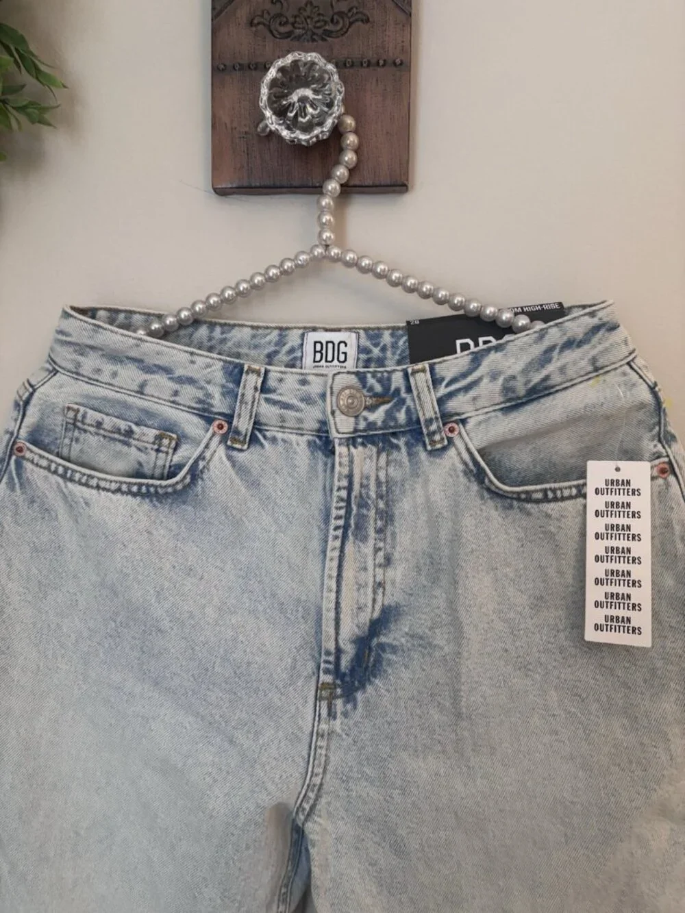 NWT BDG Urban Outfitters Size 28 Mom High-Rise Light Wash Jeans